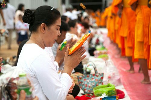 ภาพ No.26496:ตักบาตรพระ 309 รูป ตลาดโรงเกลือ (พระยาสมาน)