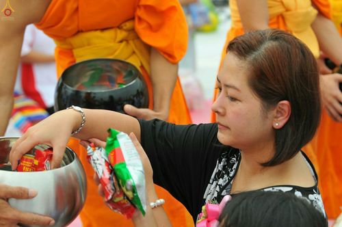 ภาพ No.26494:ตักบาตรพระ 309 รูป ตลาดโรงเกลือ (พระยาสมาน)