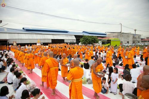 ภาพ No.26499:ตักบาตรพระ 309 รูป ตลาดโรงเกลือ (พระยาสมาน)