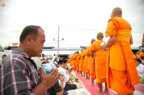 ภาพ No.26497:ตักบาตรพระ 309 รูป ตลาดโรงเกลือ (พระยาสมาน)