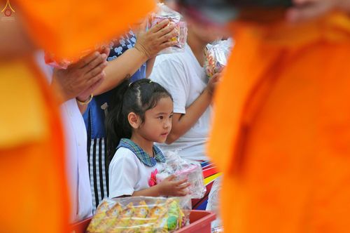 ภาพ No.26507:ตักบาตรพระ 309 รูป ตลาดโรงเกลือ (พระยาสมาน)