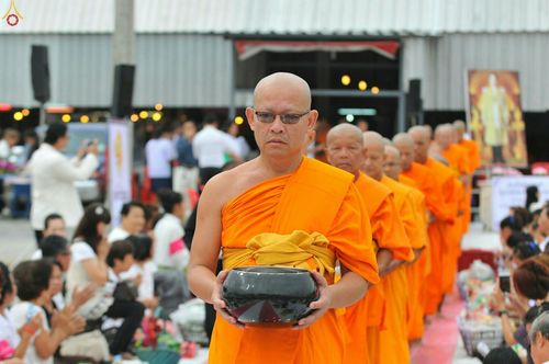 ภาพ No.26511:ตักบาตรพระ 309 รูป ตลาดโรงเกลือ (พระยาสมาน)