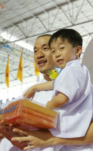 ภาพ No.26574:ประมวลภาพพิธีทอดกฐินวัดพระธรรมกาย ประจำปี พ.ศ. 2559