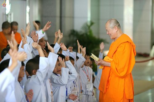ภาพ No.26618:ประมวลภาพพิธีทอดกฐินวัดพระธรรมกาย ประจำปี พ.ศ. 2559