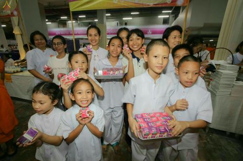 ภาพ No.26678:พิธีมุทิตาพระมหาเถระและพระเถระ ณ วัดพระธรรมกาย วันอาทิตย์ที่ 6 พ.ย. 2559