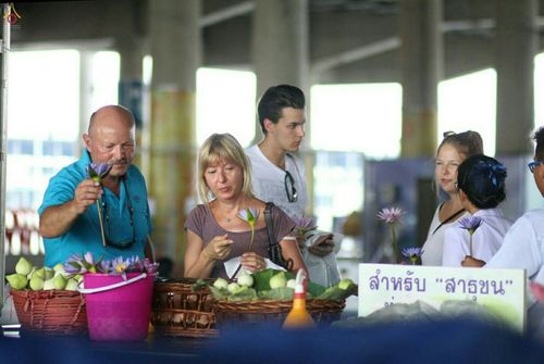 ภาพ No.27104:สวดธัมมจักกัปปวัตตนสูตรบูชาพระมหาธรรมกายเจดีย์พระมหาเจดีย์พระพุทธเจ้าล้านพระองค์