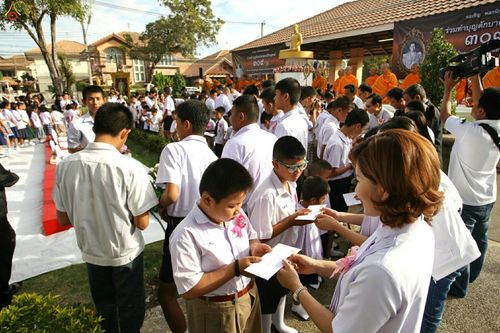 ภาพ No.27525:ประมวลภาพตักบาตรพระ 309 รูป ณ หมู่บ้านภัสสร 3 ต.คลองสาม อ.คลองหลวง จ.ปทุมธานี