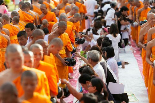 ภาพ No.27521:ประมวลภาพตักบาตรพระ 309 รูป ณ หมู่บ้านภัสสร 3 ต.คลองสาม อ.คลองหลวง จ.ปทุมธานี