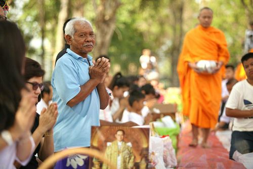 ภาพ No.27528:ประมวลภาพตักบาตรพระ 309 รูป ณ หมู่บ้านภัสสร 3 ต.คลองสาม อ.คลองหลวง จ.ปทุมธานี