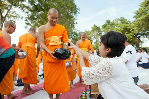 ภาพ No.27529:ประมวลภาพตักบาตรพระ 309 รูป ณ หมู่บ้านภัสสร 3 ต.คลองสาม อ.คลองหลวง จ.ปทุมธานี