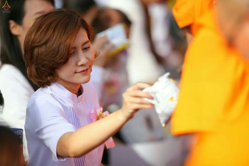 ภาพ No.27533:ประมวลภาพตักบาตรพระ 309 รูป ณ หมู่บ้านภัสสร 3 ต.คลองสาม อ.คลองหลวง จ.ปทุมธานี