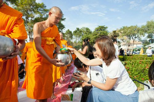 ภาพ No.27539:ประมวลภาพตักบาตรพระ 309 รูป ณ หมู่บ้านภัสสร 3 ต.คลองสาม อ.คลองหลวง จ.ปทุมธานี