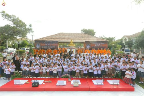 ภาพ No.27540:ประมวลภาพตักบาตรพระ 309 รูป ณ หมู่บ้านภัสสร 3 ต.คลองสาม อ.คลองหลวง จ.ปทุมธานี