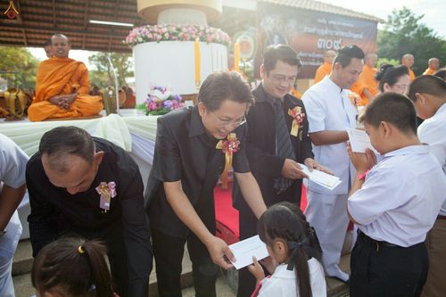 ภาพ No.27541:ประมวลภาพตักบาตรพระ 309 รูป ณ หมู่บ้านภัสสร 3 ต.คลองสาม อ.คลองหลวง จ.ปทุมธานี