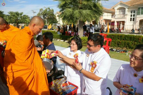 ภาพ No.27550:ประมวลภาพตักบาตรพระ 309 รูป ณ หมู่บ้านภัสสร 3 ต.คลองสาม อ.คลองหลวง จ.ปทุมธานี