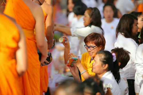 ภาพ No.27549:ประมวลภาพตักบาตรพระ 309 รูป ณ หมู่บ้านภัสสร 3 ต.คลองสาม อ.คลองหลวง จ.ปทุมธานี