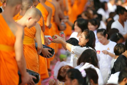 ภาพ No.27562:ประมวลภาพตักบาตรพระ 309 รูป ณ หมู่บ้านภัสสร 3 ต.คลองสาม อ.คลองหลวง จ.ปทุมธานี