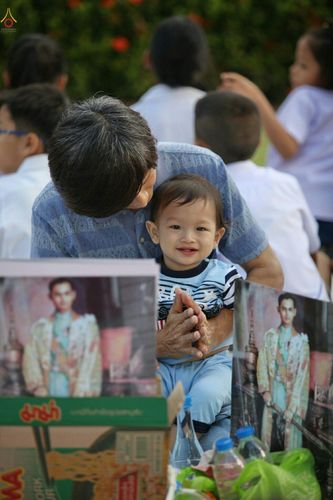 ภาพ No.27566:ประมวลภาพตักบาตรพระ 309 รูป ณ หมู่บ้านภัสสร 3 ต.คลองสาม อ.คลองหลวง จ.ปทุมธานี