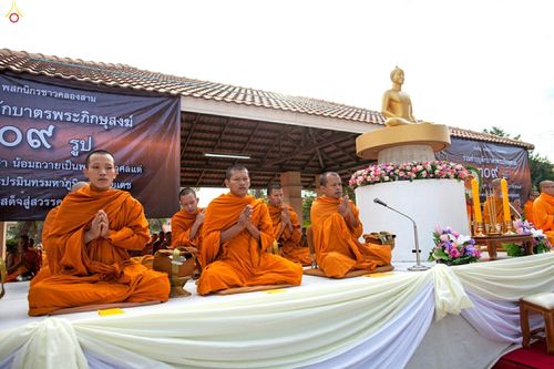 ภาพ No.27571:ประมวลภาพตักบาตรพระ 309 รูป ณ หมู่บ้านภัสสร 3 ต.คลองสาม อ.คลองหลวง จ.ปทุมธานี