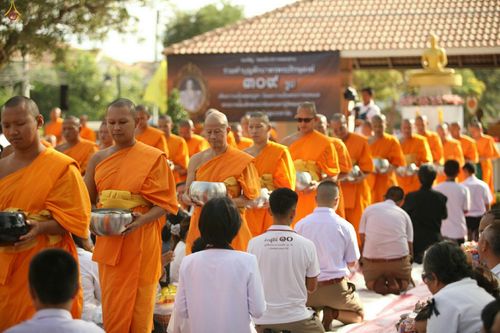 ภาพ No.27572:ประมวลภาพตักบาตรพระ 309 รูป ณ หมู่บ้านภัสสร 3 ต.คลองสาม อ.คลองหลวง จ.ปทุมธานี