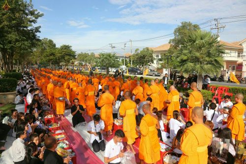 ภาพ No.27573:ประมวลภาพตักบาตรพระ 309 รูป ณ หมู่บ้านภัสสร 3 ต.คลองสาม อ.คลองหลวง จ.ปทุมธานี