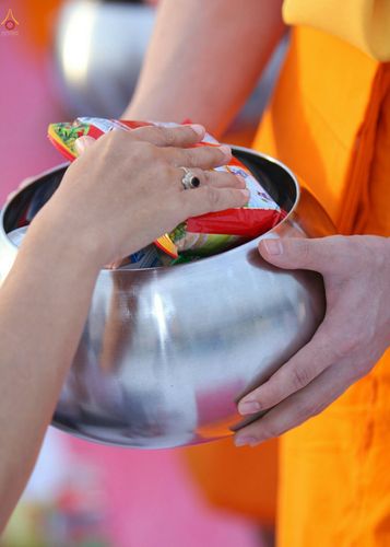 ภาพ No.27492:ประมวลภาพตักบาตรพระภิกษุบวชใหม่ รุ่นบูชาธรรม 76 ปี พระราชภาวนาจารย์ (หลวงพ่อทัตตชีโว)