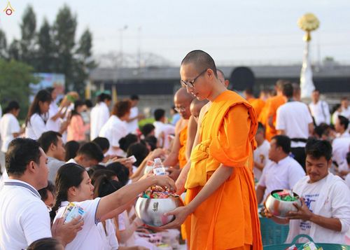 ภาพ No.27491:ประมวลภาพตักบาตรพระภิกษุบวชใหม่ รุ่นบูชาธรรม 76 ปี พระราชภาวนาจารย์ (หลวงพ่อทัตตชีโว)
