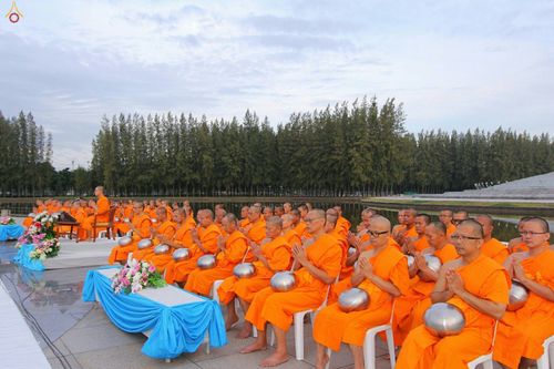 ภาพ No.27493:ประมวลภาพตักบาตรพระภิกษุบวชใหม่ รุ่นบูชาธรรม 76 ปี พระราชภาวนาจารย์ (หลวงพ่อทัตตชีโว)