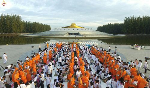 ภาพ No.27494:ประมวลภาพตักบาตรพระภิกษุบวชใหม่ รุ่นบูชาธรรม 76 ปี พระราชภาวนาจารย์ (หลวงพ่อทัตตชีโว)