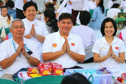 ภาพ No.27495:ประมวลภาพตักบาตรพระภิกษุบวชใหม่ รุ่นบูชาธรรม 76 ปี พระราชภาวนาจารย์ (หลวงพ่อทัตตชีโว)