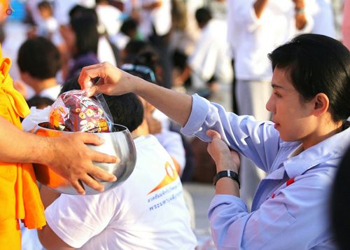 ภาพ No.27497:ประมวลภาพตักบาตรพระภิกษุบวชใหม่ รุ่นบูชาธรรม 76 ปี พระราชภาวนาจารย์ (หลวงพ่อทัตตชีโว)