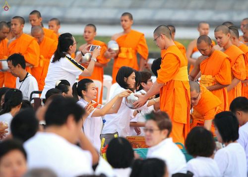 ภาพ No.27498:ประมวลภาพตักบาตรพระภิกษุบวชใหม่ รุ่นบูชาธรรม 76 ปี พระราชภาวนาจารย์ (หลวงพ่อทัตตชีโว)