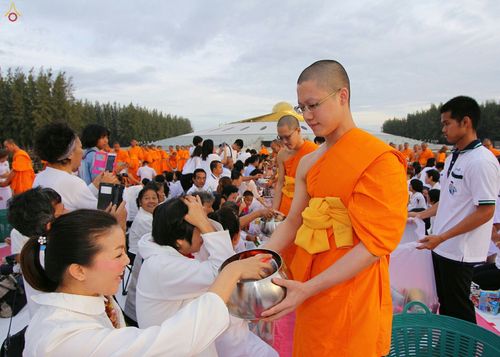 ประมวลภาพตักบาตรพระภิกษุบวชใหม่ รุ่นบูชาธรรม 76 ปี พระราชภาวนาจารย์ (หลวงพ่อทัตตชีโว)