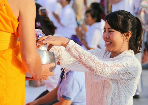 ภาพ No.27499:ประมวลภาพตักบาตรพระภิกษุบวชใหม่ รุ่นบูชาธรรม 76 ปี พระราชภาวนาจารย์ (หลวงพ่อทัตตชีโว)