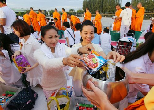 ภาพ No.27500:ประมวลภาพตักบาตรพระภิกษุบวชใหม่ รุ่นบูชาธรรม 76 ปี พระราชภาวนาจารย์ (หลวงพ่อทัตตชีโว)