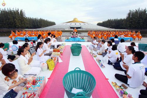 ภาพ No.27501:ประมวลภาพตักบาตรพระภิกษุบวชใหม่ รุ่นบูชาธรรม 76 ปี พระราชภาวนาจารย์ (หลวงพ่อทัตตชีโว)
