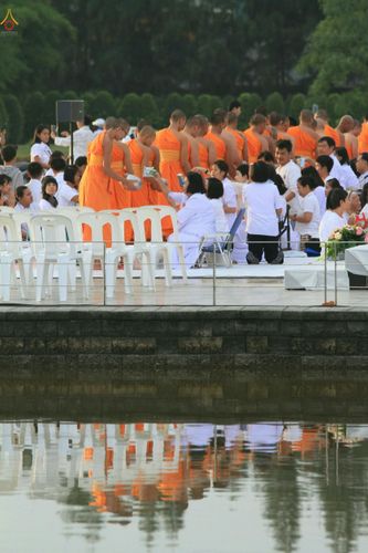 ภาพ No.27502:ประมวลภาพตักบาตรพระภิกษุบวชใหม่ รุ่นบูชาธรรม 76 ปี พระราชภาวนาจารย์ (หลวงพ่อทัตตชีโว)