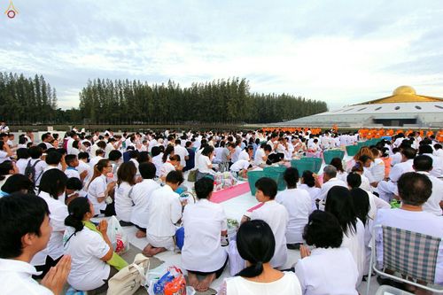ภาพ No.27503:ประมวลภาพตักบาตรพระภิกษุบวชใหม่ รุ่นบูชาธรรม 76 ปี พระราชภาวนาจารย์ (หลวงพ่อทัตตชีโว)