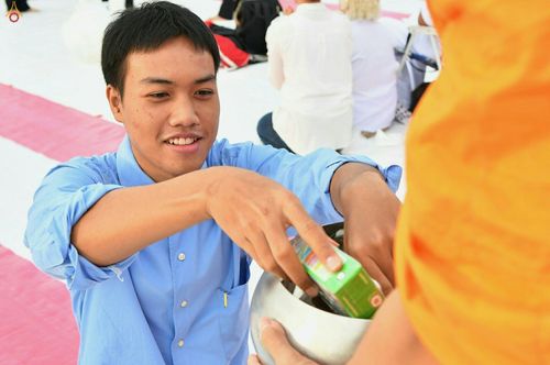 ภาพ No.27512:ประมวลภาพตักบาตรพระภิกษุบวชใหม่ รุ่นบูชาธรรม 76 ปี พระราชภาวนาจารย์ (หลวงพ่อทัตตชีโว)