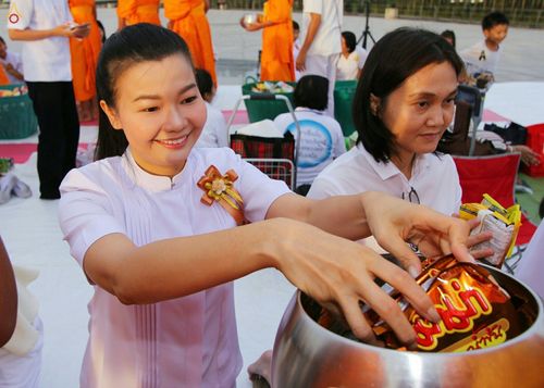 ภาพ No.27504:ประมวลภาพตักบาตรพระภิกษุบวชใหม่ รุ่นบูชาธรรม 76 ปี พระราชภาวนาจารย์ (หลวงพ่อทัตตชีโว)