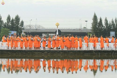 ภาพ No.27506:ประมวลภาพตักบาตรพระภิกษุบวชใหม่ รุ่นบูชาธรรม 76 ปี พระราชภาวนาจารย์ (หลวงพ่อทัตตชีโว)