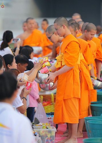 ภาพ No.27505:ประมวลภาพตักบาตรพระภิกษุบวชใหม่ รุ่นบูชาธรรม 76 ปี พระราชภาวนาจารย์ (หลวงพ่อทัตตชีโว)