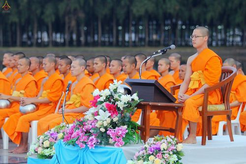 ภาพ No.27513:ประมวลภาพตักบาตรพระภิกษุบวชใหม่ รุ่นบูชาธรรม 76 ปี พระราชภาวนาจารย์ (หลวงพ่อทัตตชีโว)