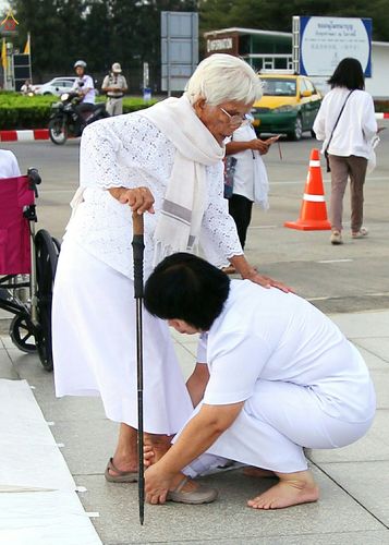 ภาพ No.27508:ประมวลภาพตักบาตรพระภิกษุบวชใหม่ รุ่นบูชาธรรม 76 ปี พระราชภาวนาจารย์ (หลวงพ่อทัตตชีโว)