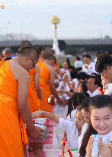 ภาพ No.27509:ประมวลภาพตักบาตรพระภิกษุบวชใหม่ รุ่นบูชาธรรม 76 ปี พระราชภาวนาจารย์ (หลวงพ่อทัตตชีโว)