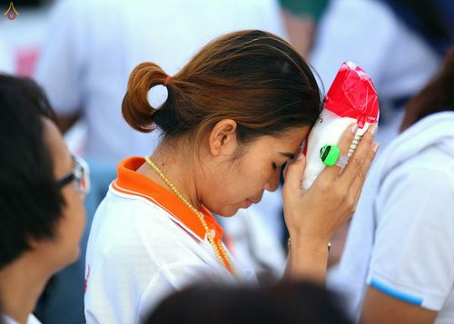 ภาพ No.27516:ประมวลภาพตักบาตรพระภิกษุบวชใหม่ รุ่นบูชาธรรม 76 ปี พระราชภาวนาจารย์ (หลวงพ่อทัตตชีโว)