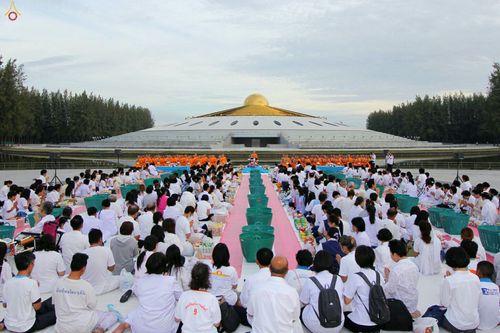 ภาพ No.27514:ประมวลภาพตักบาตรพระภิกษุบวชใหม่ รุ่นบูชาธรรม 76 ปี พระราชภาวนาจารย์ (หลวงพ่อทัตตชีโว)