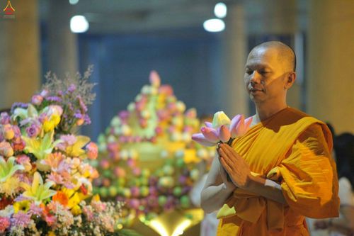 ภาพ No.27899:พิธีปิดแผ่นทองระฆังธรรม เข้าสู่ยุคชาวศิวิไลซ์และพิธีสวดธัมมจักกัปปวัตนสูตร