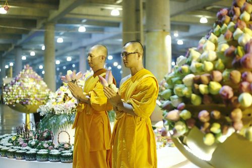 ภาพ No.27953:พิธีปิดแผ่นทองระฆังธรรม เข้าสู่ยุคชาวศิวิไลซ์และพิธีสวดธัมมจักกัปปวัตนสูตร