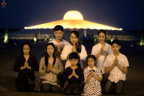 ภาพ No.27963:พิธีปิดแผ่นทองระฆังธรรม เข้าสู่ยุคชาวศิวิไลซ์และพิธีสวดธัมมจักกัปปวัตนสูตร